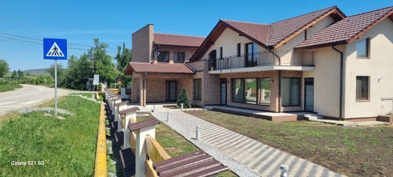 Fațada Pensiunii Denis din Hodaie, comuna Cătina