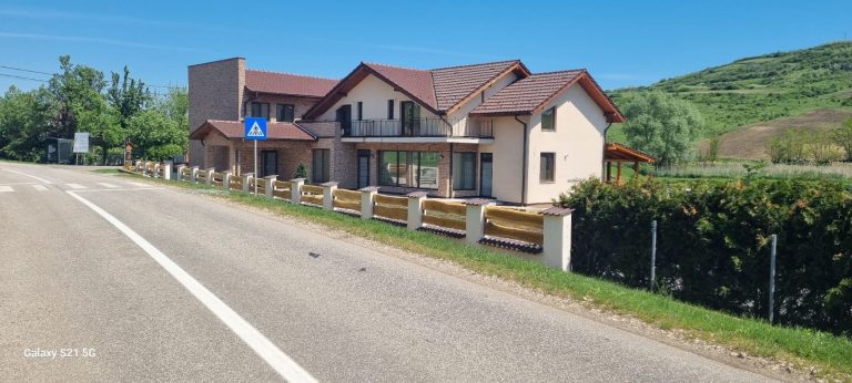 Pensiunea Denis văzută dinspre drum, la intrarea în Hodaie