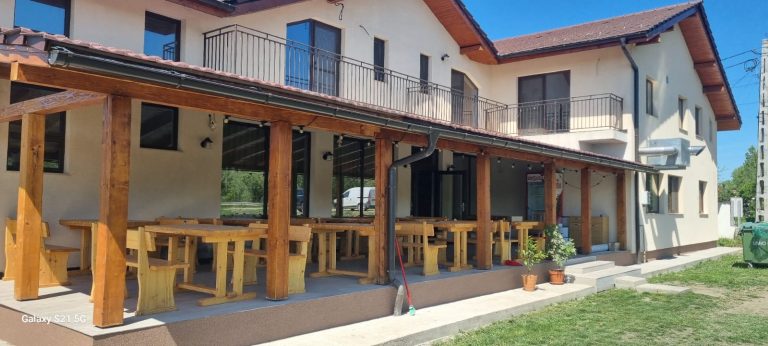 Terasa restaurantului Pensiunii Denis din Hodaie, comuna Cătina, județul Cluj