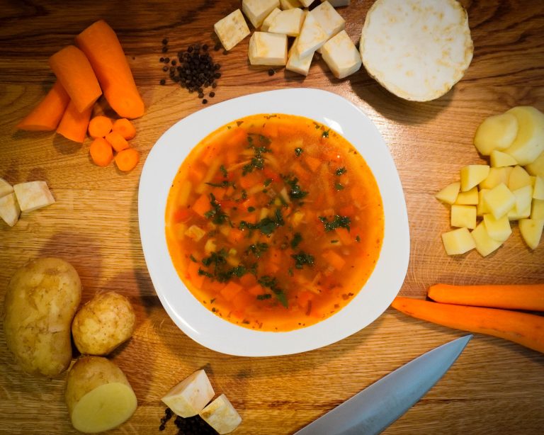 Ciorbă de legume, la restaurantul Pensiunii Denis