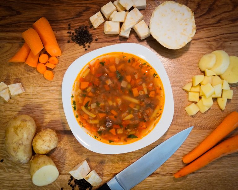 Ciorbă de văcuță, preparat la restaurantul Pensiunii Denis din Cătina