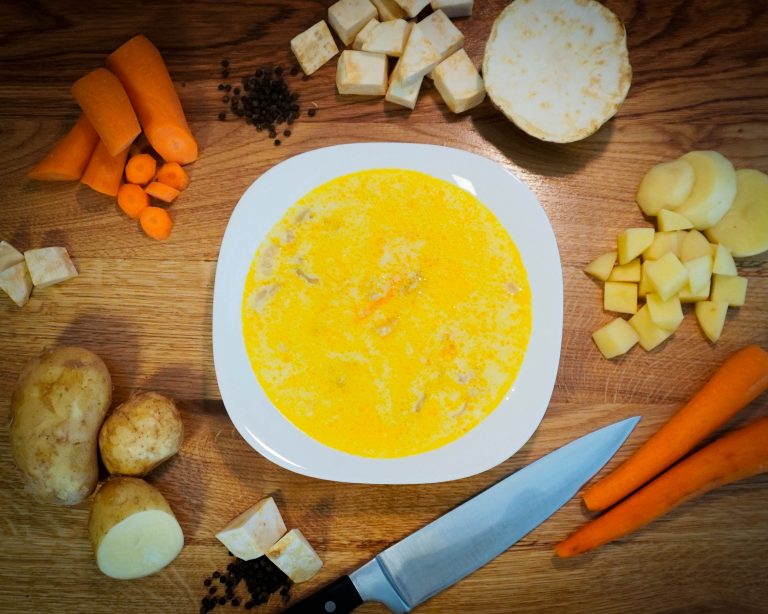 Ciorbă de burtă, preparat la restaurantul Pensiunii Denis din Cătina