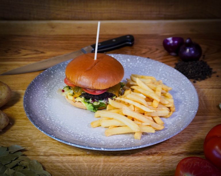 Original burger cu cartofi prăjiți, preparat la restaurantul Pensiunii Denis din Cătina