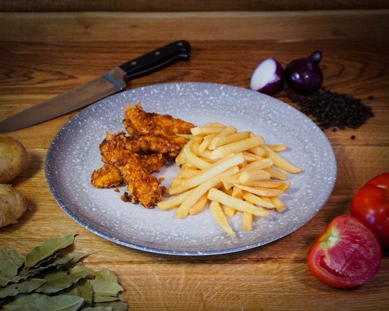 Crispy de pui cu cartofi prăjiți, preparat la restaurantul Pensiunii Denis din Cătina