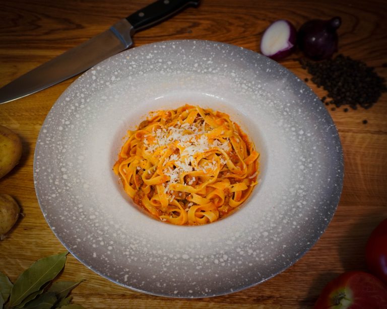 Paste bolognese, la restaurantul Pensiunii Denis