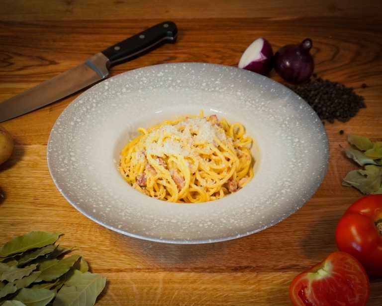 Paste carbonara, preparat la restaurantul Pensiunii Denis din Cătina