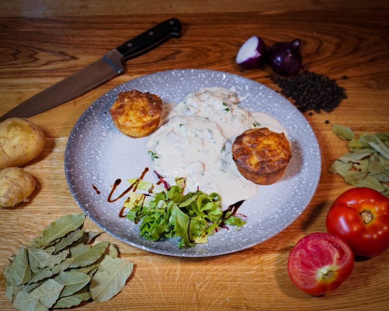 Cotlet de porc cu hribi, la restaurantul Pensiunii Denis