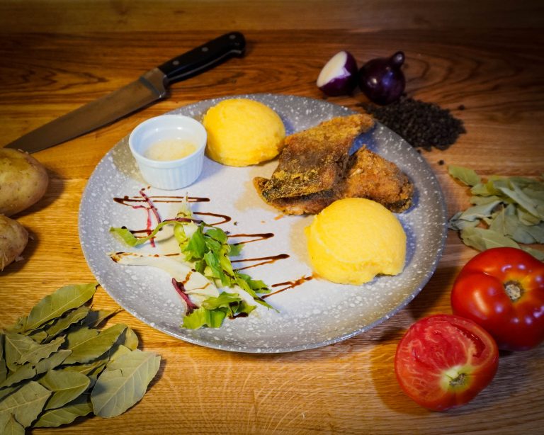 Pește în crustă de mălai, la restaurantul Pensiunii Denis
