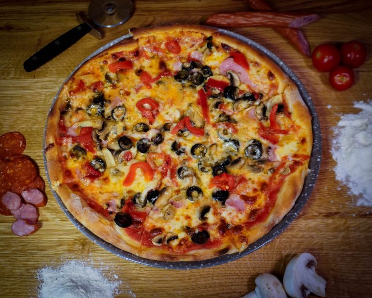 Pizza Capricciosa, la restaurantul Pensiunii Denis