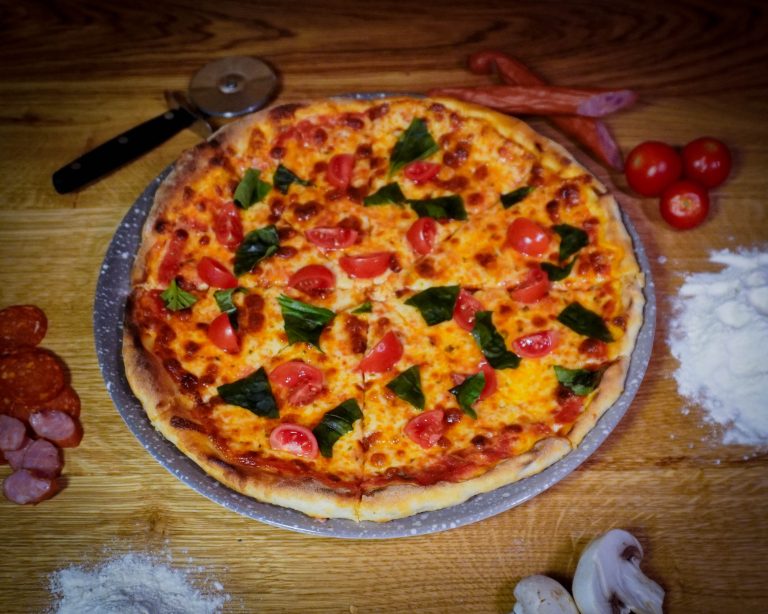 Pizza Margherita, coaptă la restaurantul Pensiunii Denis